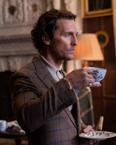 Matthew Mcconaughey sportzakóban az Úriemberek című filmben